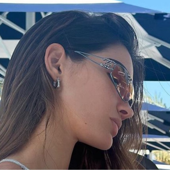 🌸SOLD🌸CHANEL AUTHENTIC Gold CC crystal sunglasses - Picture 6 of 16